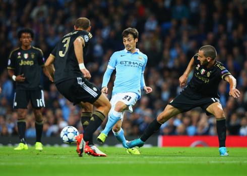 David Silva nella morsa di Chiellini e Bonucci. Getty